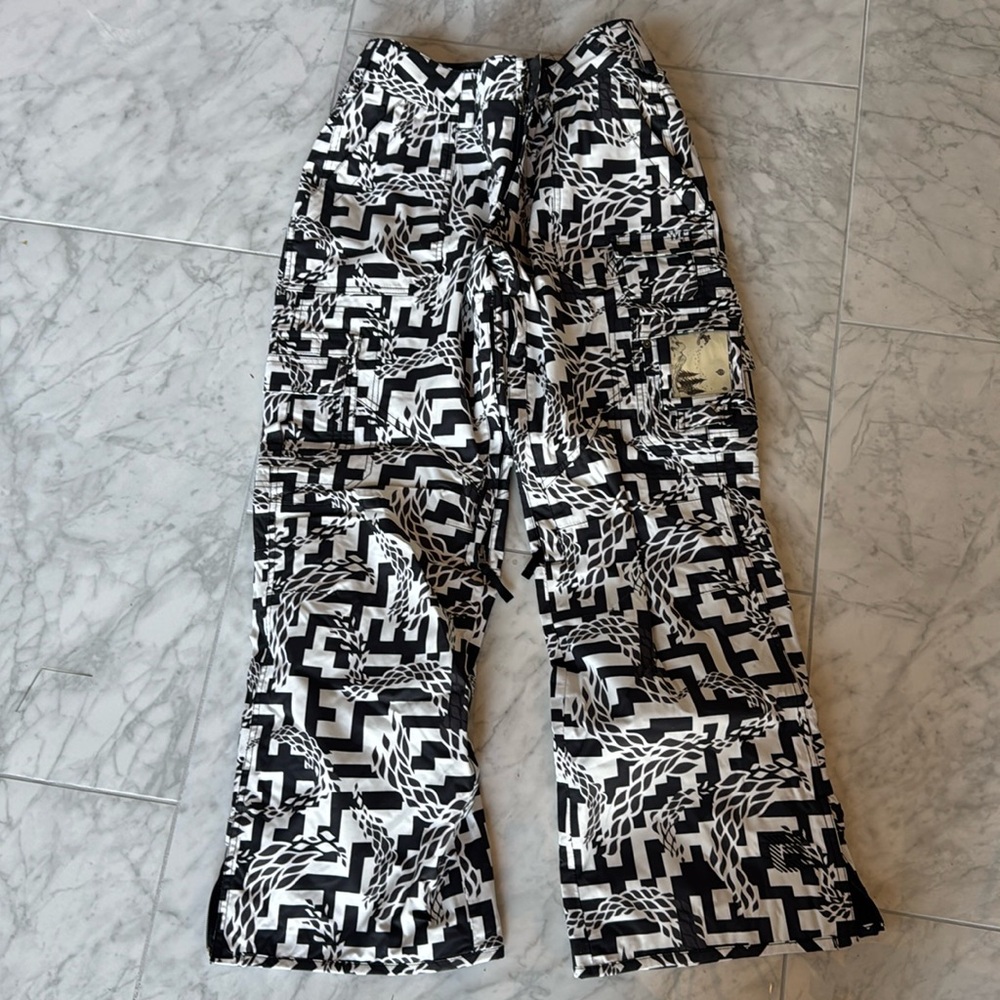 Burton women’s medium snowboarding pants